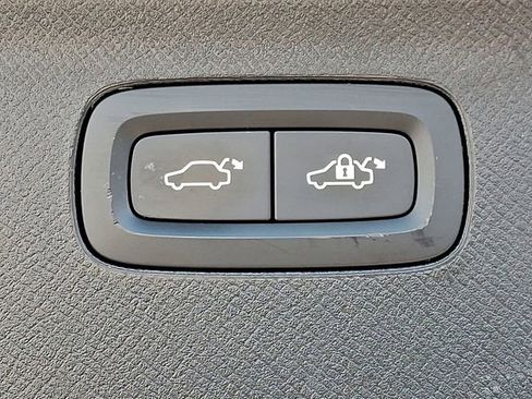 Used 2020 Volvo XC90 T6 Momentum image 32