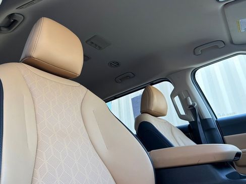 Used 2024 Kia Carnival LX image 15