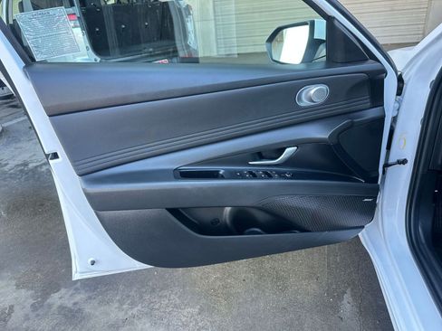 Used 2025 Hyundai Elantra Limited image 20