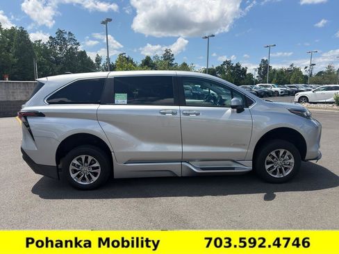 Used 2024 Toyota Sienna XLE FWD image 8