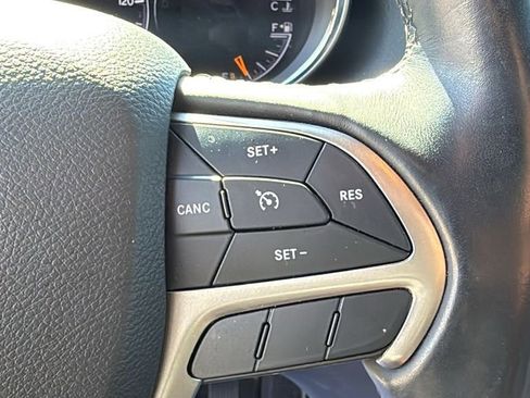 Used 2021 Jeep Grand Cherokee Laredo X image 23