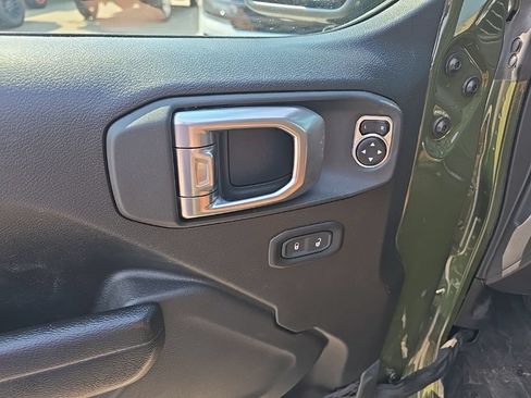 Used 2024 Jeep Gladiator Sport AWD/4WD image 9