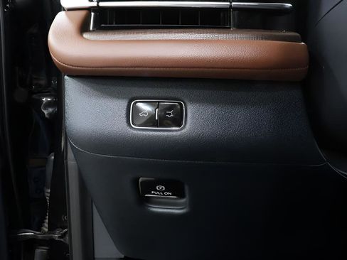 Used 2025 Lincoln Navigator Reserve AWD/4WD image 21