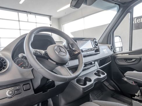 Used 2025 Mercedes-Benz Sprinter 2500 image 7
