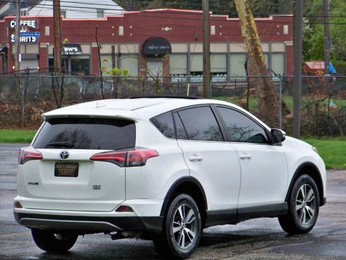 Used 2018 Toyota RAV4 XLE AWD/4WD image 5