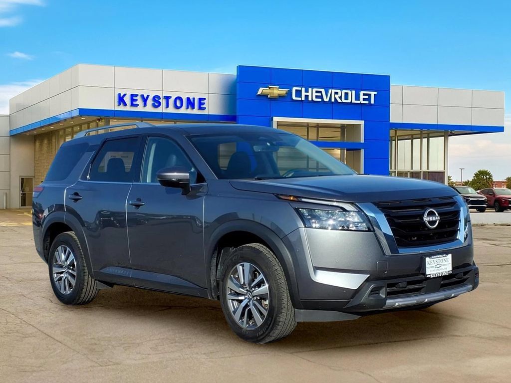 Used 2025 Nissan Pathfinder SL FWD image 1