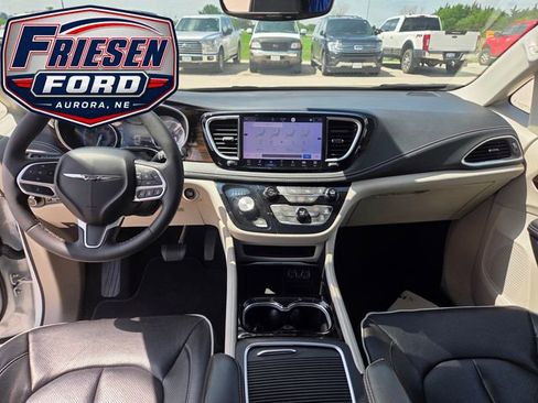 Used 2023 Chrysler Pacifica Limited FWD image 18