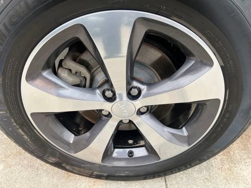 Certified 2019 Jeep Cherokee Limited AWD/4WD image 7