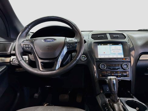 Used 2018 Ford Explorer XLT w/ Equipment Group 202A FWD image 15