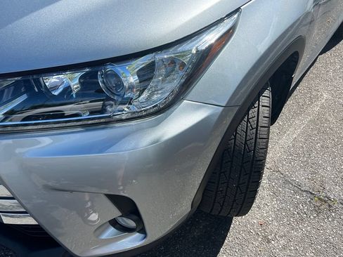 Used 2017 Toyota Highlander Limited AWD/4WD image 3