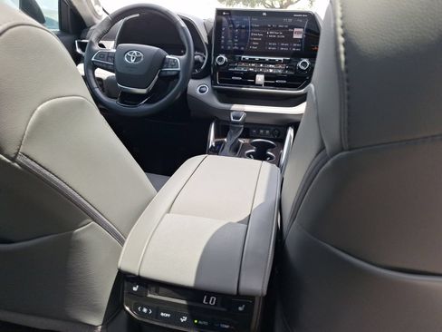 Used 2021 Toyota Highlander Platinum FWD image 32