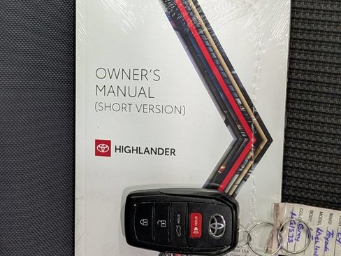 Used 2024 Toyota Highlander LE AWD/4WD image 16