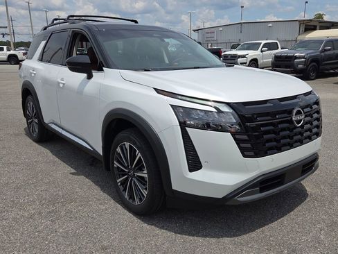 New 2026 Nissan Pathfinder Platinum FWD image 16