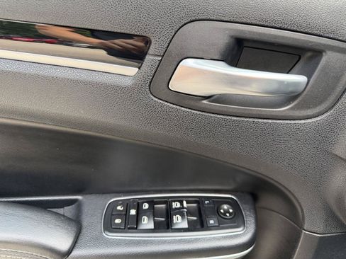 Used 2019 Chrysler 300 S AWD/4WD image 11
