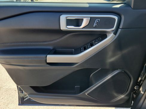 Used 2023 Ford Explorer XLT image 24