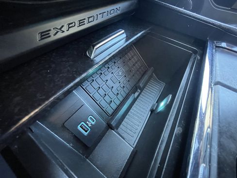 Used 2023 Ford Expedition Limited image 25