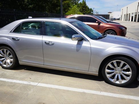 Used 2018 Chrysler 300 Limited RWD image 4