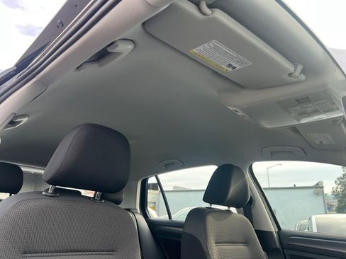 Used 2019 Volkswagen e-Golf SE image 32