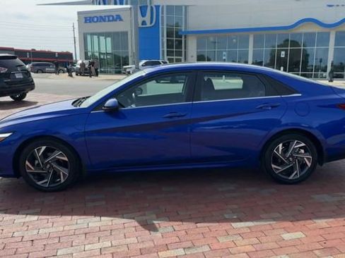 Used 2024 Hyundai Elantra SEL w/ Convenience Package FWD image 8