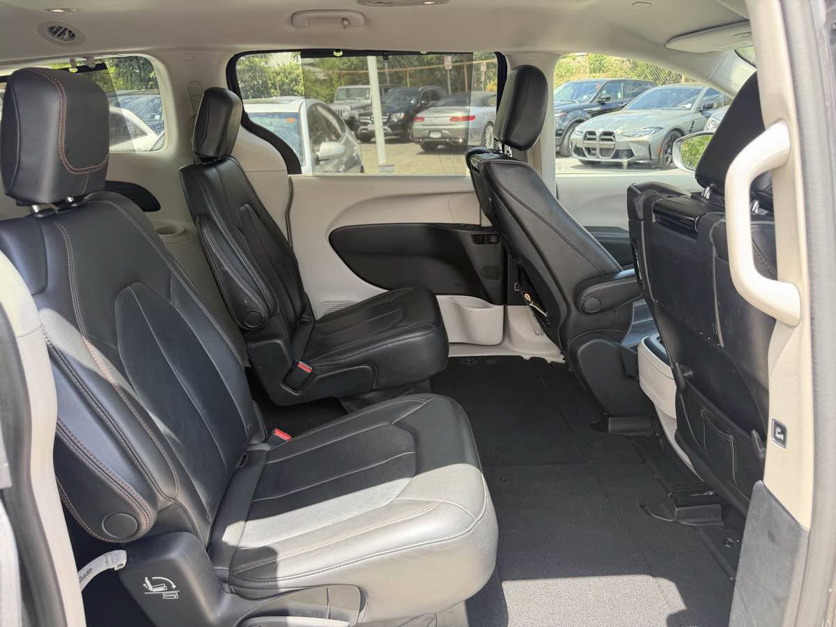 Used 2017 Chrysler Pacifica Touring-L w/ Tire & Wheel Group FWD image 12