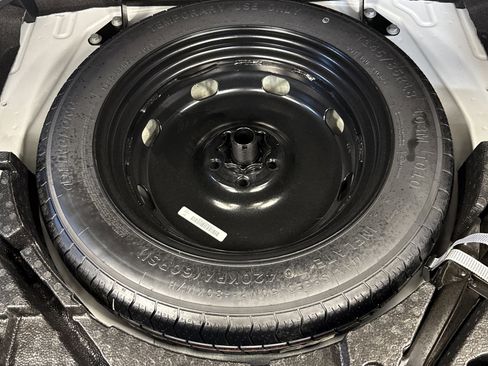 Used 2024 Volkswagen Tiguan SE image 26