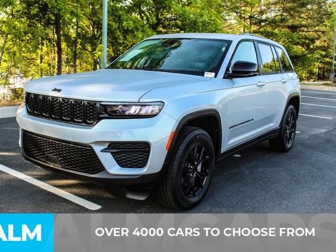 Used 2025 Jeep Grand Cherokee Altitude AWD/4WD image 2
