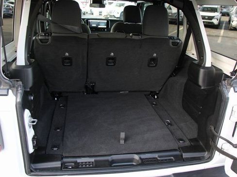 Used 2025 Jeep Wrangler Unlimited Rubicon image 12