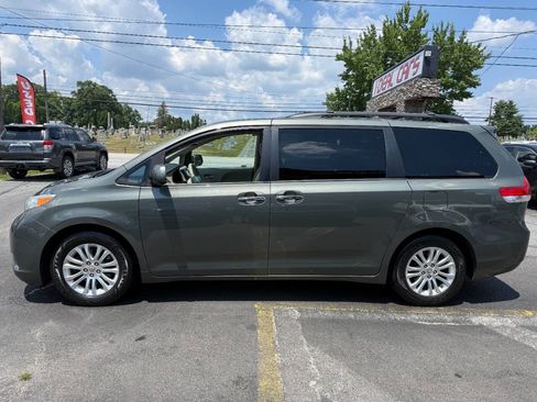 Used 2012 Toyota Sienna XLE FWD image 6