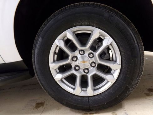 New 2025 Chevrolet Suburban LS image 28