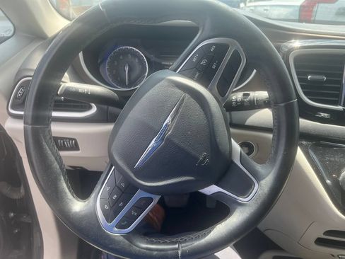 Used 2017 Chrysler Pacifica Touring-L w/ Tire & Wheel Group FWD image 15