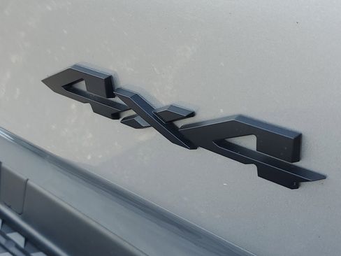 Used 2022 RAM 1500 Laramie AWD/4WD image 9
