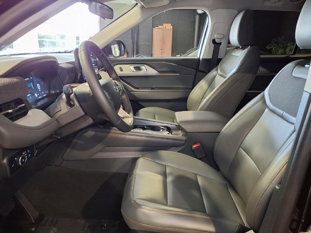 Used 2026 Ford Explorer Active w/ Active Comfort Package RWD image 18