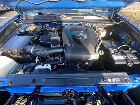 Used 2018 Toyota Tacoma TRD Sport image 9