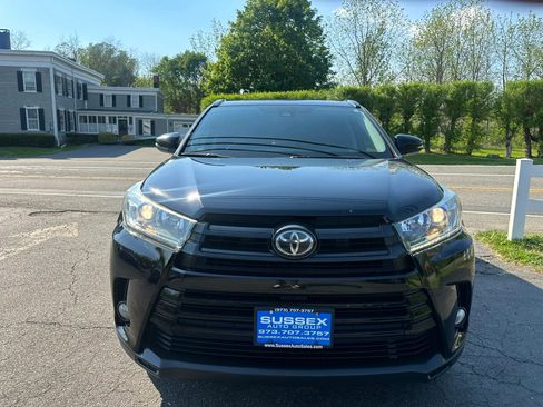 Used 2017 Toyota Highlander SE AWD/4WD image 2