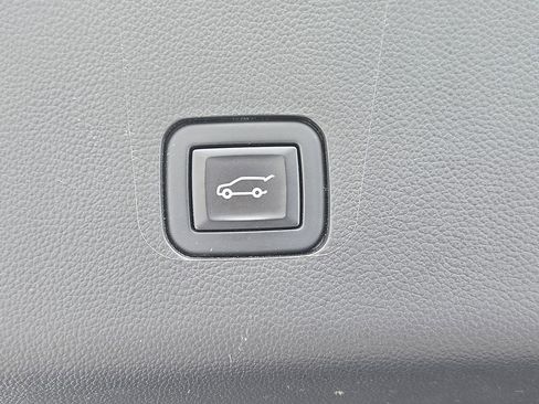 Used 2023 Chevrolet Traverse LT image 35