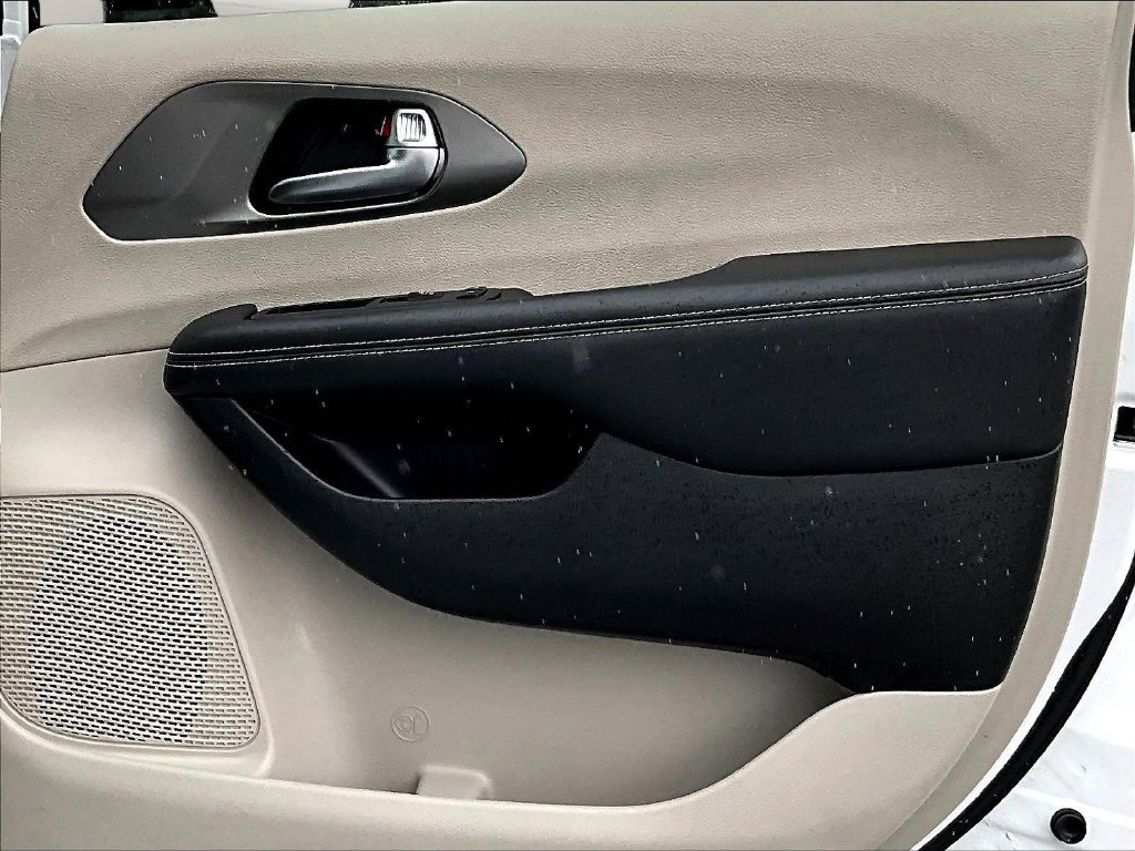 Used 2024 Chrysler Pacifica Touring-L FWD image 29
