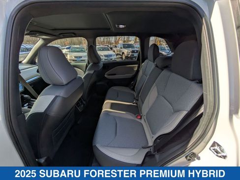 Used 2025 Subaru Forester Premium image 31