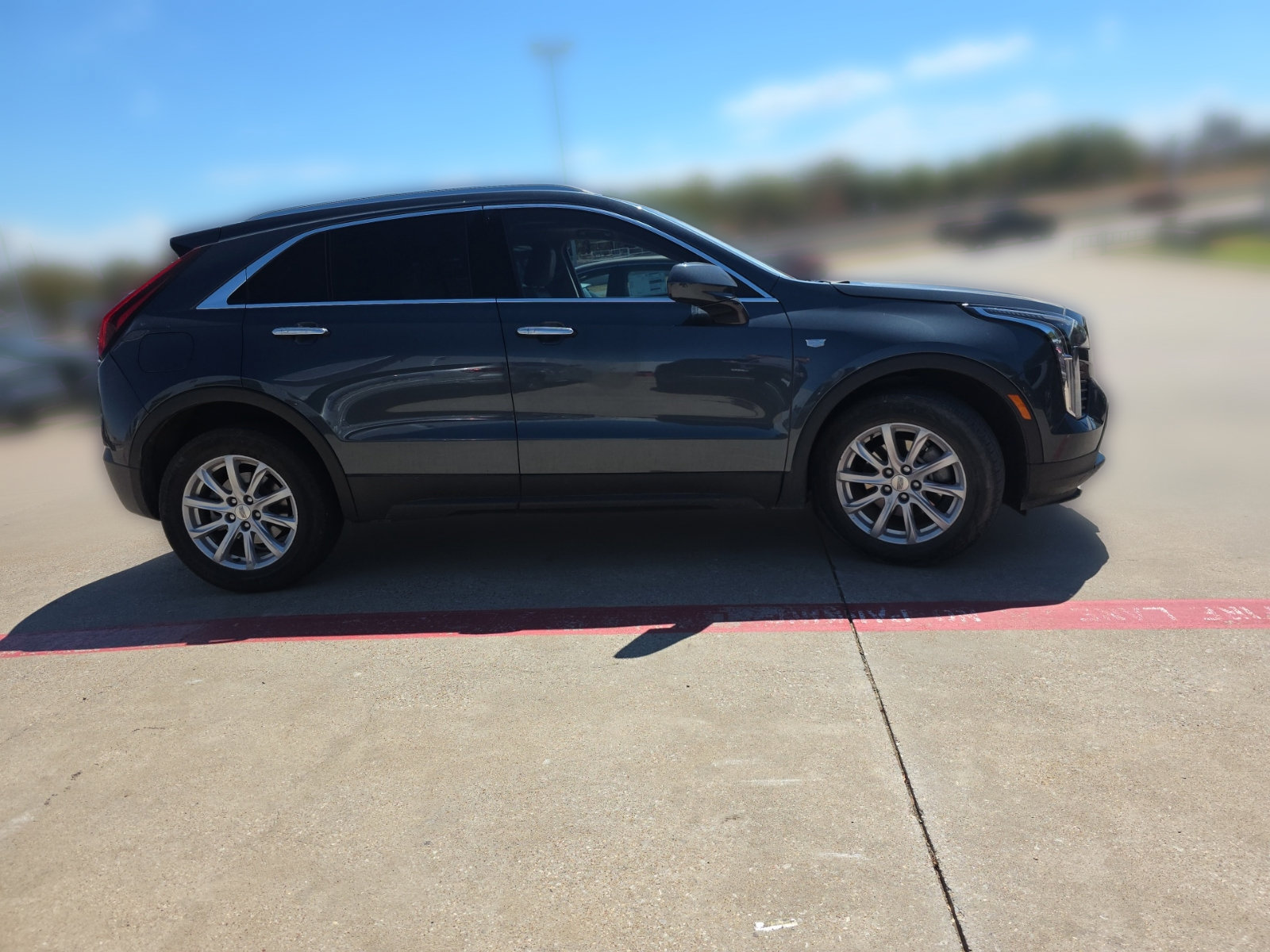 Used 2021 Cadillac XT4 Luxury w/ Cold Weather Package FWD image 3