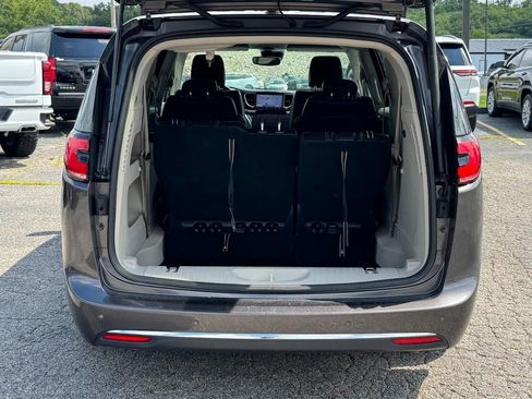 Used 2023 Chrysler Pacifica Touring-L FWD image 6