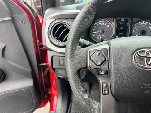 Used 2021 Toyota Tacoma TRD Off-Road AWD/4WD image 13