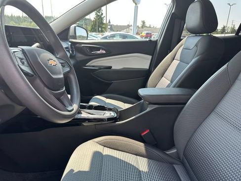 Used 2025 Chevrolet Trax LT FWD image 9