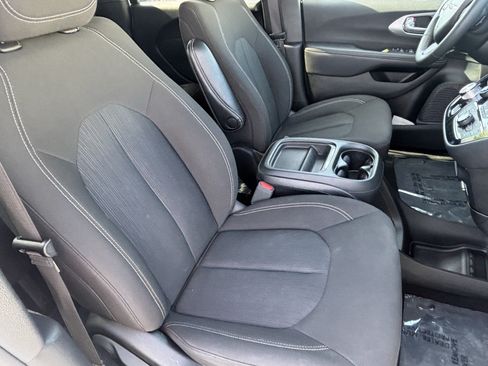 Used 2024 Chrysler Pacifica Touring FWD image 10