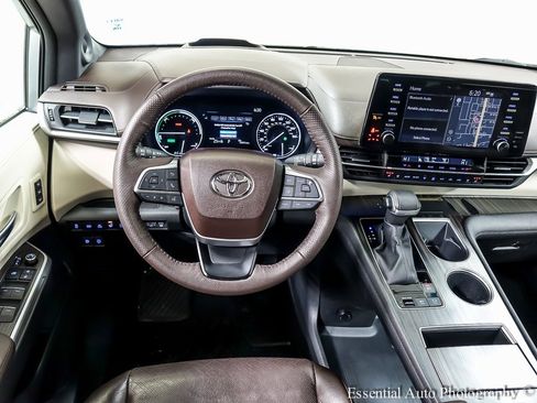 Used 2023 Toyota Sienna Platinum image 14