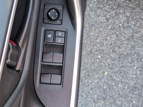 Used 2021 Toyota RAV4 SE image 12