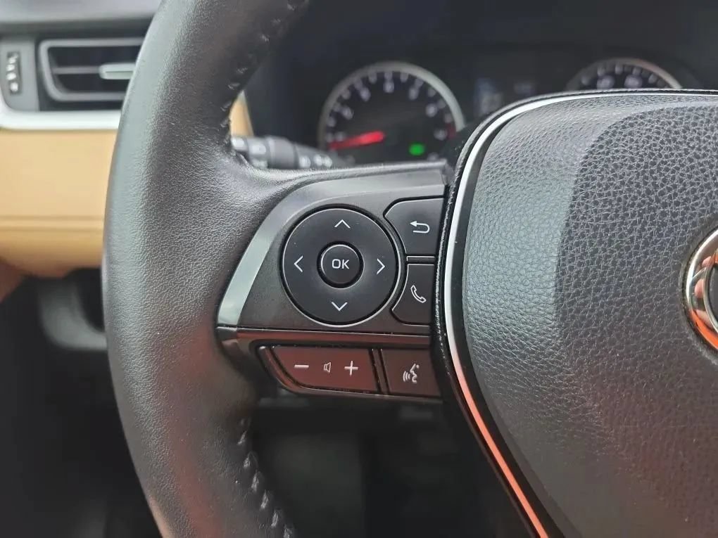 Used 2021 Toyota RAV4 XLE Premium AWD/4WD image 20