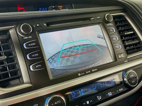 Used 2019 Toyota Highlander SE image 14