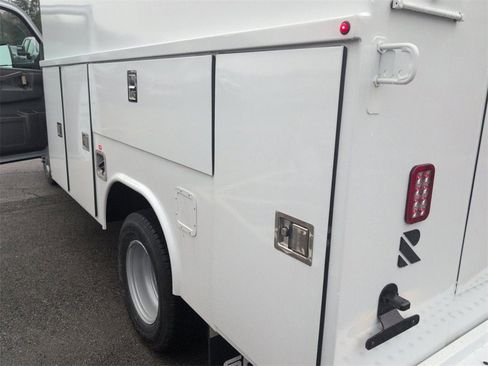 New 2025 Chevrolet Express 3500 image 32