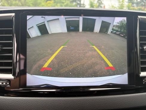 Used 2024 Chrysler Pacifica Touring-L FWD image 19