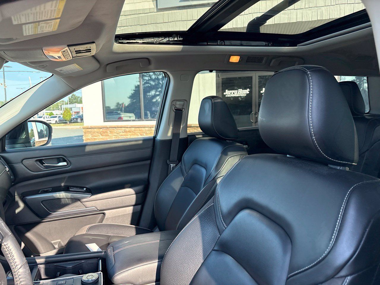 Used 2023 Nissan Pathfinder SL w/ SL Premium Package AWD/4WD image 3