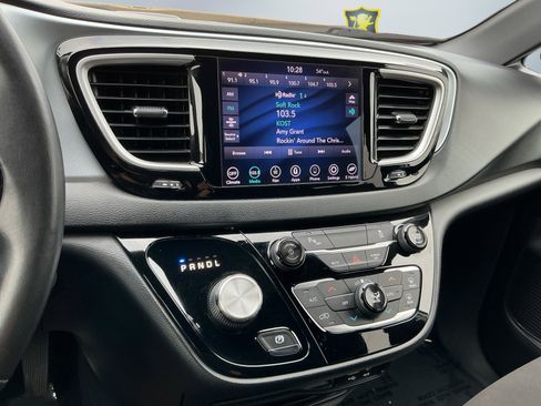 Used 2020 Chrysler Pacifica Touring w/ S Appearance Package image 14